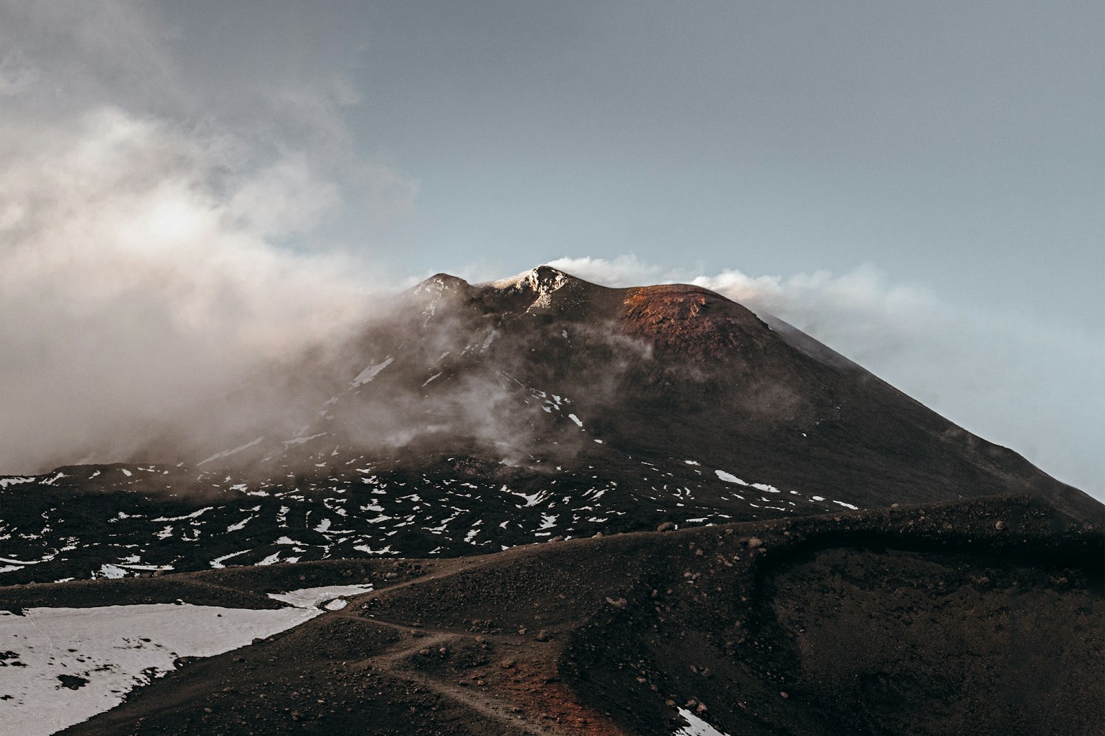 L’Etna tra le nuvole