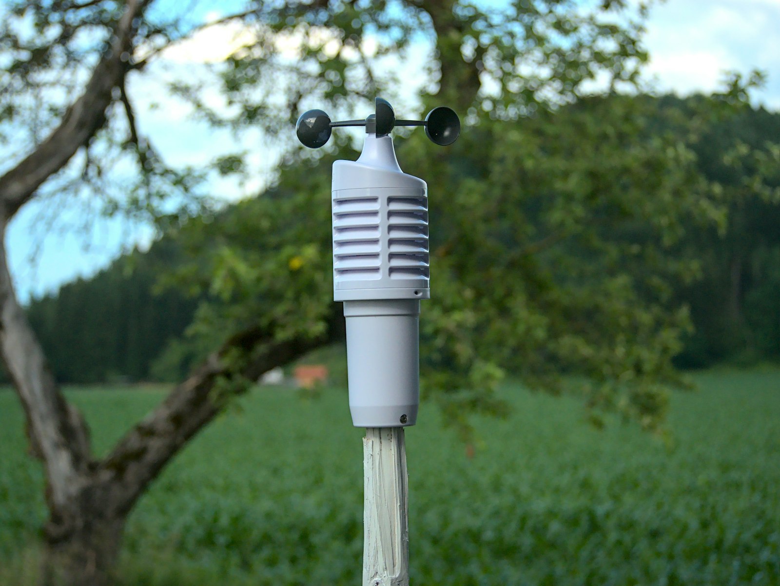 Anemometro e sensori di una stazione meteorologica in campagna