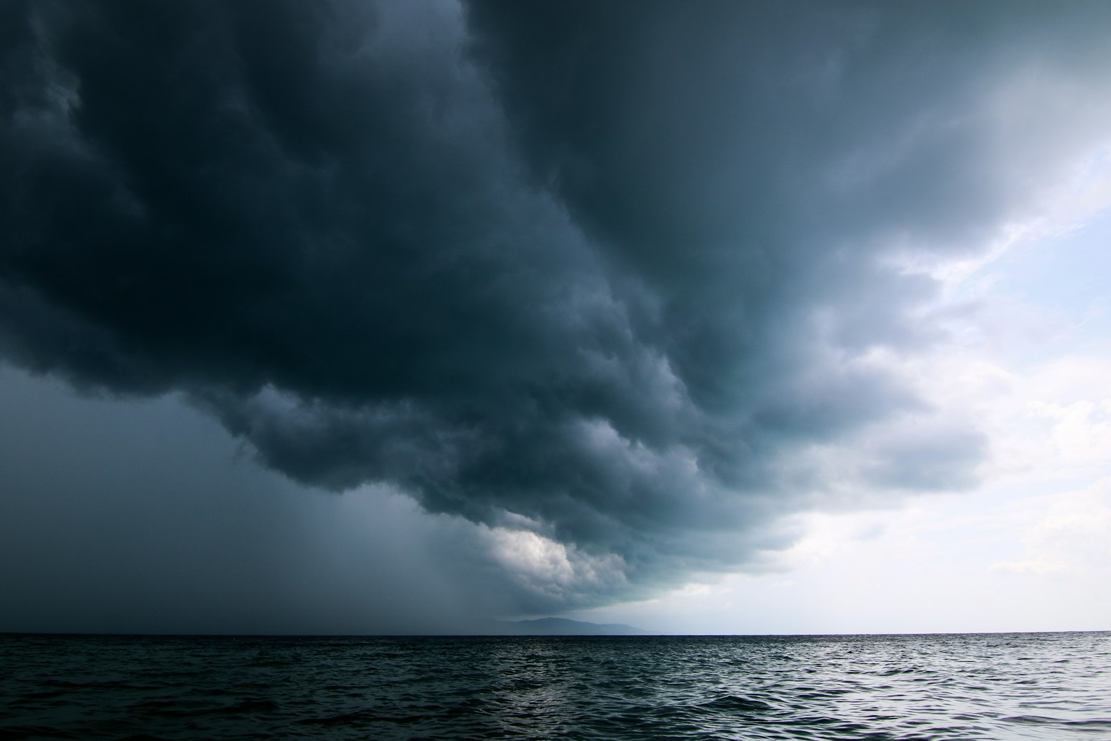 Temporale in arrivo sul mare
